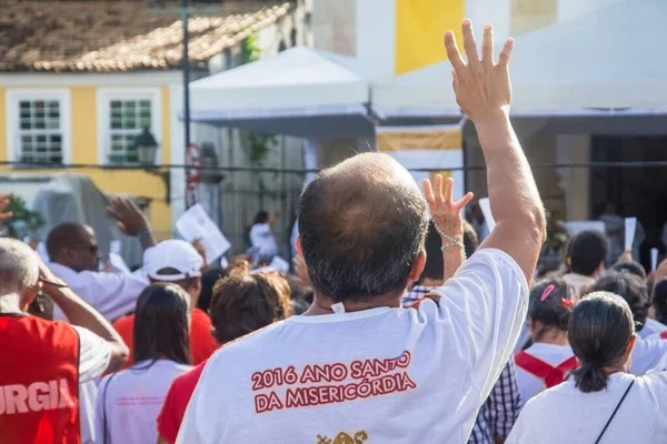萨尔瓦多 巴西巴伊亚州巴伊亚州 2016年5月26日 虔诚的天主教徒在巴伊亚州萨尔瓦多市的圣体基督弥撒期间举手表决 — 图库照片