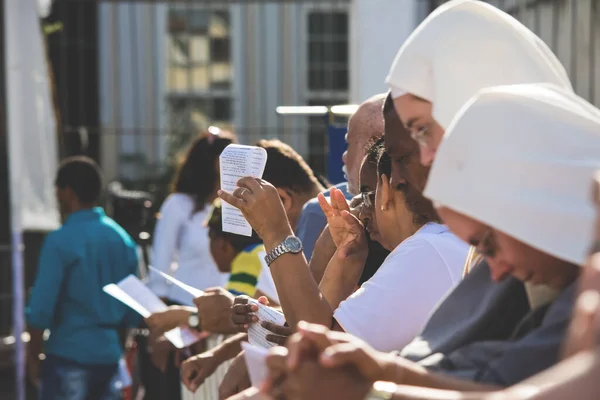 ブラジル バヒア州サルバドール 2016年5月26日 バヒアのサルバドール市におけるコーパス キリストのミサで 修道女とカトリック信者が祈っています — ストック写真