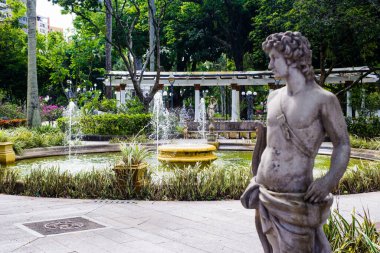Salvador, Bahia, Brezilya - 29 Ekim 2022: Arka planda bir Roma inşaatı olan Largo do Campo Grande çeşmesinin iç manzarası. Salvador şehri.