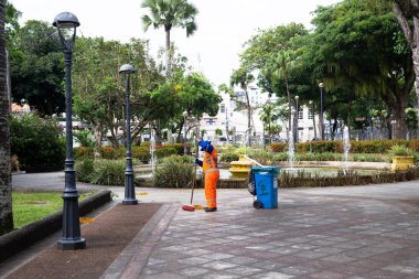 Salvador, Bahia, Brezilya - 29 Ekim 2022: Salvador 'da belediye temizlik işçisi Largo do Campo Grande sokaklarını temizlerken görüldü.