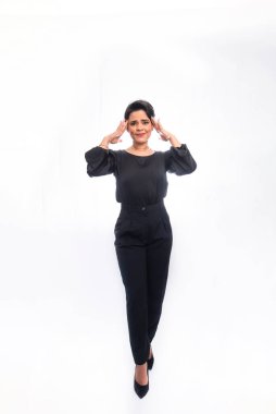 İş kadını, zarif, siyah giyinmiş. Ayakta. Beyaz arkaplanda izole.