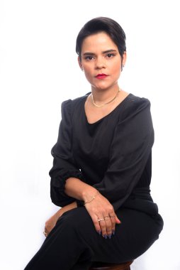 İş kadını, zarif, neşeli, kameraya bakıyor. Oturuyorum. Beyaz arkaplanda izole.