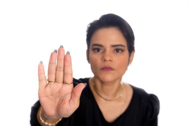 Genç, zarif bir iş kadını elinde dur işareti yapıyor. Beyaz arkaplanda izole.