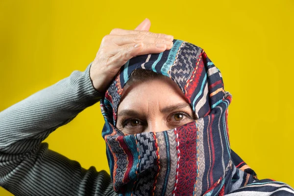 Portrait Femme Portant Hijab Regardant Caméra Main Sur Tête Isolé — Photo