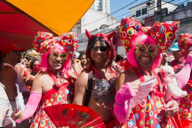 Salvador, Bahia, Brezilya - 08 Şubat 2016: Salvador 'daki Troca do Garcia adlı mahalle karnavalı sırasında insanlar giyinip dans ediyorlar.