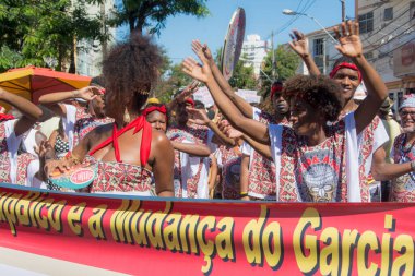 Salvador, Bahia, Brezilya - 08 Şubat 2016: Salvador 'daki Troca do Garcia adlı mahalle karnavalında insanlar pankart ve posterlerle görüldü.