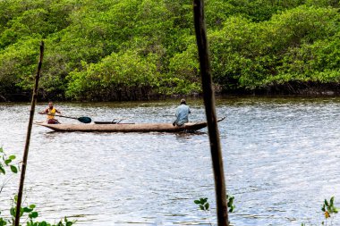 Aratuipe, Bahia, Brezilya - 31 Ağustos 2018: Bahia 'nın Aratuipe kentindeki Jaguaripe Nehri' nde gezinen iki balıkçı.