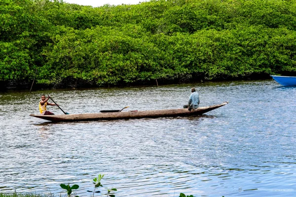Aratuipe Bahia Brésil Août 2018 Deux Pêcheurs Canot Naviguant Sur — Photo