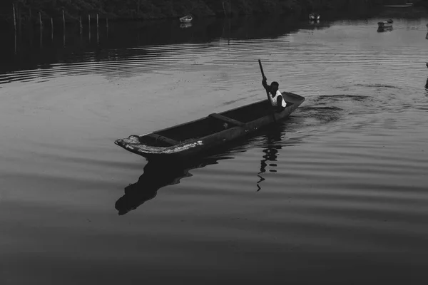 Aratuipe Bahia Brazílie Srpna 2018 Černobílá Fotografie Rybáře Pádlujícího Kánoi — Stock fotografie