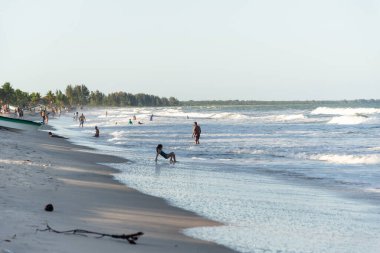 Valenca, Bahia, Brezilya - 10 Eylül 2022: Valenca, Bahia 'daki Guaibim plajında yürüyen insanlar.