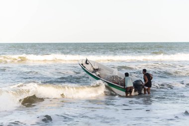 Valenca, Bahia, Brezilya - 10 Eylül 2022: İnsanlar denize sürat teknesiyle giriyor. Guaibim Plajı, Valenca, Bahia.