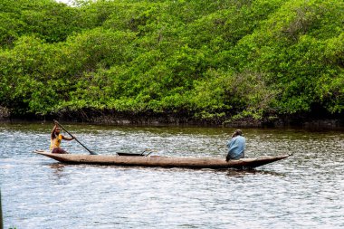 Aratuipe, Bahia, Brezilya - 31 Ağustos 2018: Bahia 'nın Aratuipe kentindeki Jaguaripe Nehri' nde gezinen iki balıkçı.