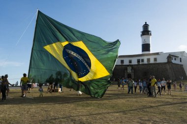 Salvador, Bahia, Brezilya - 22 Ekim 2022: Brezilya Cumhurbaşkanı Jair Bolsonaro 'nun destekçileri, Salvador, Bahia' daki Farol da Barra meydanına büyük bir Brezilya bayrağı dikti..