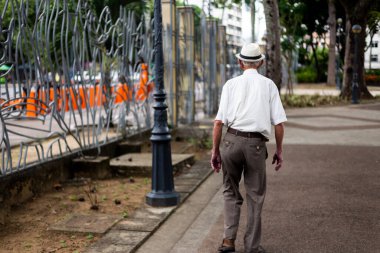 Salvador, Bahia, Brezilya - 29 Ekim 2022: Yaşlı adam Salvador 'daki Largo do Campo Grande caddelerinde yürüyor.