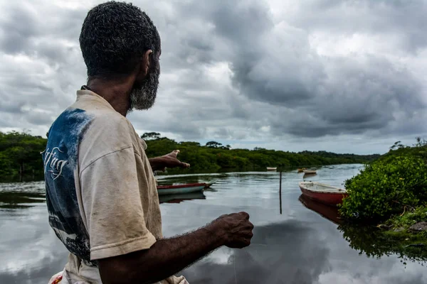 stock image Aratuipe, Bahia, Brazil - August 31, 2018: Fisherman throwing bait to catch fish on the edge of the Jaguaripe river in the city of Aratuipe, Bahia.