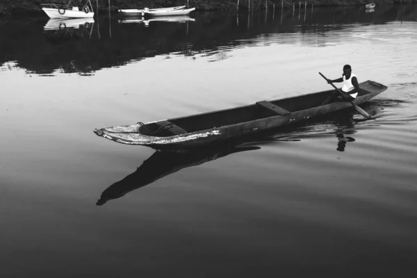 2018年8月31日ブラジル バイーア州アラトゥイプ 午後遅く アラトゥイプ市ジャガリペ川でカヌーを漕いでいる漁師の白黒写真 — ストック写真