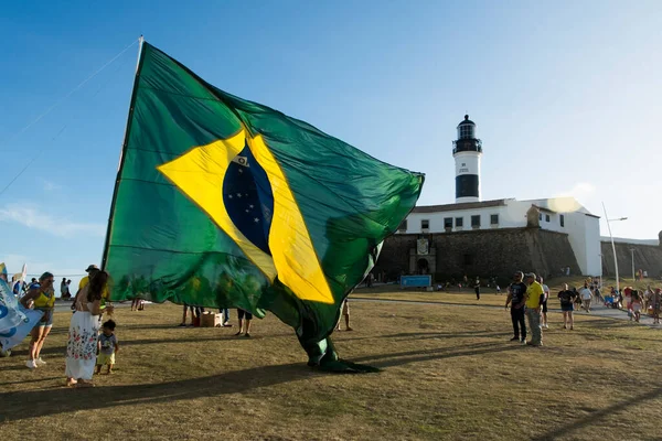 Salvador, Bahia, Brezilya - 22 Ekim 2022: Brezilya Cumhurbaşkanı Jair Bolsonaro 'nun destekçileri, Salvador, Bahia' daki Farol da Barra meydanına büyük bir Brezilya bayrağı dikti..