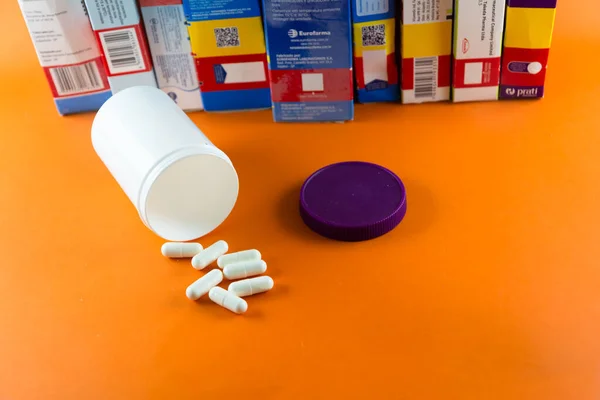 Caixa Comprimidos Diferentes Medicamentos Material Médico Empilhados Fundo Laranja — Fotografia de Stock
