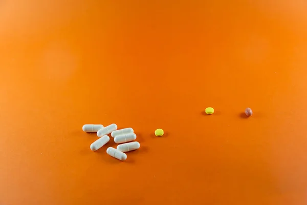 Différentes Pilules Dispersées Sur Fond Orange Fournitures Médicales — Photo