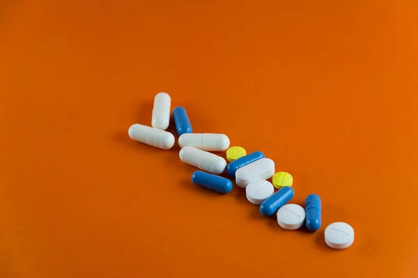 Pillole Impilate Sfondo Colore Arancione Forniture Mediche — Foto Stock