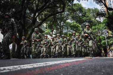 Salvador, Bahia, Brezilya - 07 Eylül 2016: Brezilya ordusunun Bağımsızlık Günü 'nde Salvador, Bahia sokaklarında yürümesini düşük görüş.