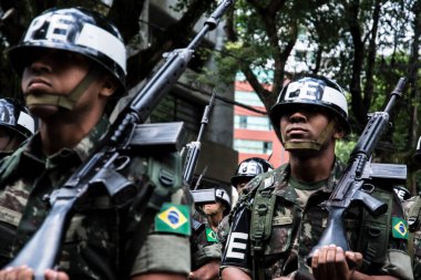 Salvador, Bahia, Brezilya - 07 Eylül 2016: Brezilya 'nın Salvador kentinde düzenlenen Bağımsızlık Günü' nde ordu askerleri omuzlarında tüfeklerle yürüyorlar.