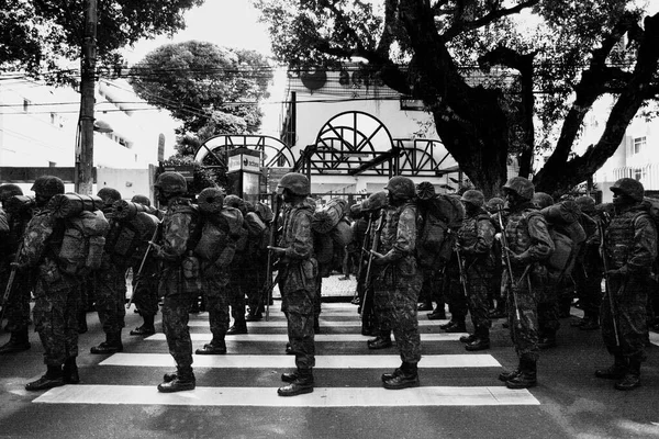 巴西巴伊亚州萨尔瓦多市 2016年9月7日 巴西军队士兵站在巴伊亚州萨尔瓦多市的十字路口等待独立阅兵式 — 图库照片