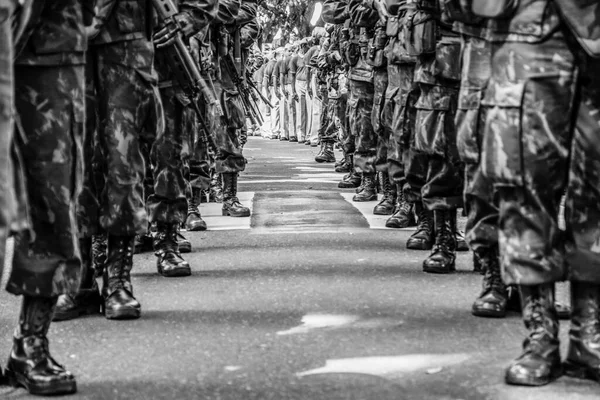 萨尔瓦多 巴西巴伊亚州 2016年9月7日 巴西军队的士兵排队等待独立阅兵式在巴伊亚州萨尔瓦多市举行 — 图库照片