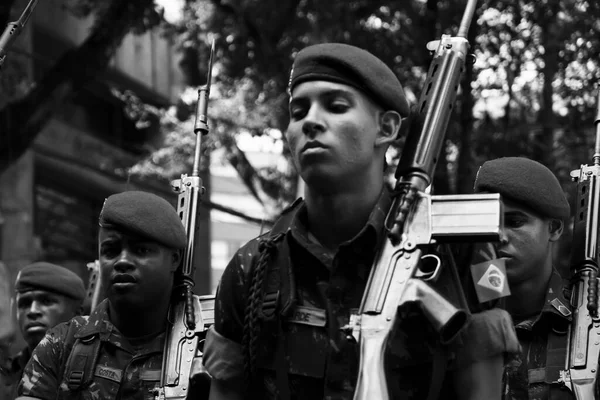 Salvador Bahia Brazilië September 2016 Legersoldaten Marcheren Met Geweren Hun — Stockfoto