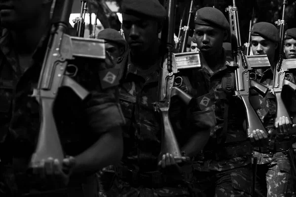Salvador Bahia Brazília 2016 Szeptember Hadsereg Katonái Fegyverrel Vállukon Menetelnek — Stock Fotó
