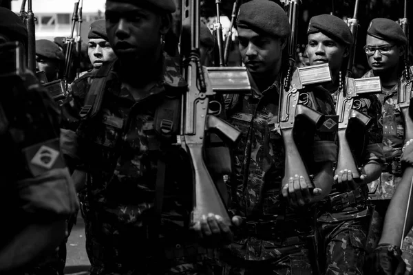 ブラジル バヒア州サルバドール 2016年9月7日 ブラジル独立記念日に ブラジルの首都バヒアでライフルを肩に担いで行進する陸軍兵士 — ストック写真