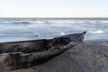 Kumsalda bir tekne. Valenca, Brezilya.