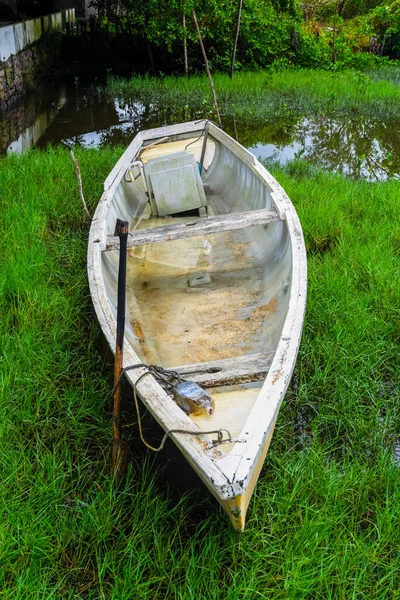 Лодка Стоит Реке Против Зеленого Леса Заднем Плане Аратух Бахия — стоковое фото