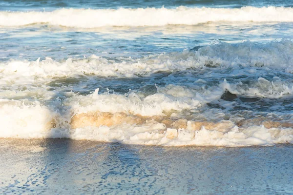 波とビーチの海岸 ガイビームビーチ ブラジルのバレンシア市 — ストック写真
