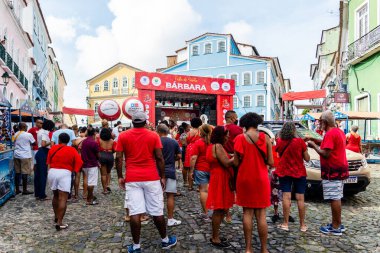 Salvador, Bahia, Brezilya - 4 Aralık 2022: Santa Barbara fanatikleri Salvador, Bahia 'daki Largo do Pelourinho' da ayine katılıyor.