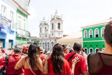 Salvador, Bahia, Brezilya - 4 Aralık 2022: Santa Barbara taraftarları Rosario dos Pretos kilisesi, Pelourinho, Salvador, Bahia 'daki ayine katıldılar.