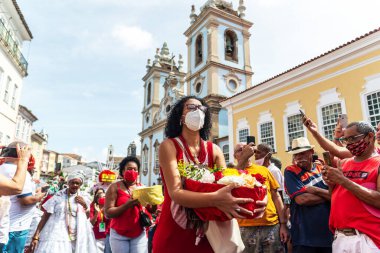 Salvador, Bahia, Brezilya - 4 Aralık 2022: Santa Barbara 'nın dindar Katolikleri azize hediyeler taşıyorlar. Pelourinho, Salvador, Bahia.