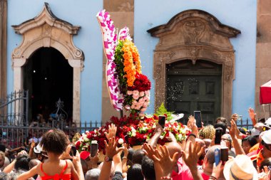 Salvador, Bahia, Brezilya - 4 Aralık 2022: Santa Barbara 'nın Largo do Pelourinho, Salvador, Bahia' daki resmine eşlik eden Katolik kalabalığı.