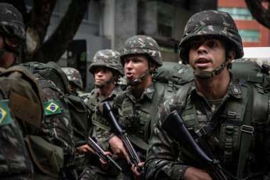 Salvador, Bahia, Brezilya - 07 Eylül 2016: Brezilya 'nın Bahia kentindeki Salvador kentinde genç ordu askerleri bağımsızlık gününde yürüyüşe geçti.