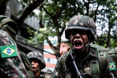 Salvador, Bahia, Brezilya - 07 Eylül 2016: Brezilya 'nın Bahia kentindeki Salvador kentinde genç ordu askerleri bağımsızlık gününde yürüyüşe geçti.