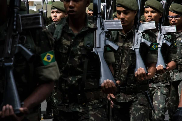 Salvador Bahia Brasil September 2016 Tentara Berbaris Dengan Senapan Bahu — Stok Foto