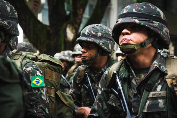 ブラジル バヒア州サルバドール 2016年9月7日 若い兵士がブラジル独立記念日にバヒアのサルバドールで行進 — ストック写真