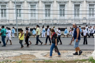 Salvador, Bahia, Brezilya - 25 Mayıs 2016: Katolikler Salvador, Bahia 'daki Corpus Christ geçit töreninde yürüyorlar.