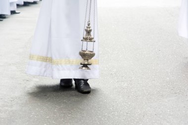 Salvador, Bahia, Brezilya - 25 Mayıs 2016: Rahip, Bahia 'nın Salvador kentindeki Corpus Christ alayı sırasında tütsü vermek için bir perhiz kullanıyor.