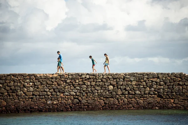 Salvador Bahia Brasile Giugno 2022 Gente Cammina Sul Frangiflutti Pietra — Foto Stock