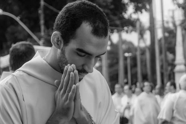 Salvador Bahía Brasil Mayo 2016 Joven Sacerdote Reza Durante Procesión — Foto de Stock