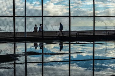 Salvador, Bahia, Brezilya - 05 Aralık 2021: Salvador, Bahia 'daki Rio Vermelho Mahallesi' nde öğleden sonra fiziksel egzersiz yapan insanlar.