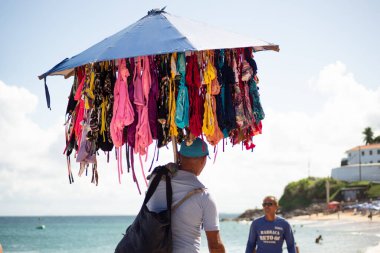 Salvador, Bahia, Brezilya - Haziran 04, 2022: Salvador, Bahia 'daki Porto da Barra plajında güneş kremi satan adam.