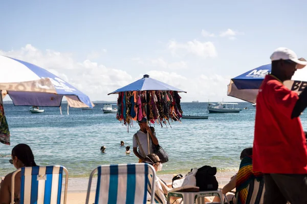 Salvador, Bahia, Brezilya - Haziran 04, 2022: Salvador, Bahia 'daki Porto da Barra plajında güneş kremi satan adam.