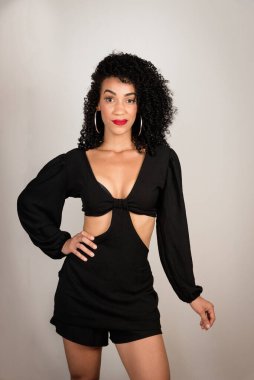 Genç serilerin portresi ve kameraya sessizce bakmak. Stüdyoda beyaz arka planda izole edilmiş.